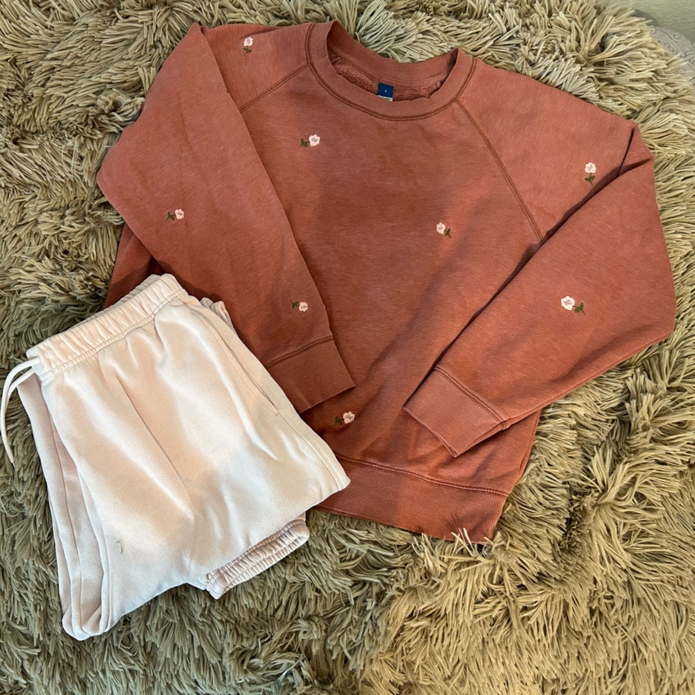 Old Navy Sweats Set. Rust w/ Light Pink Flowers & Light Pink Pants. Size Large.